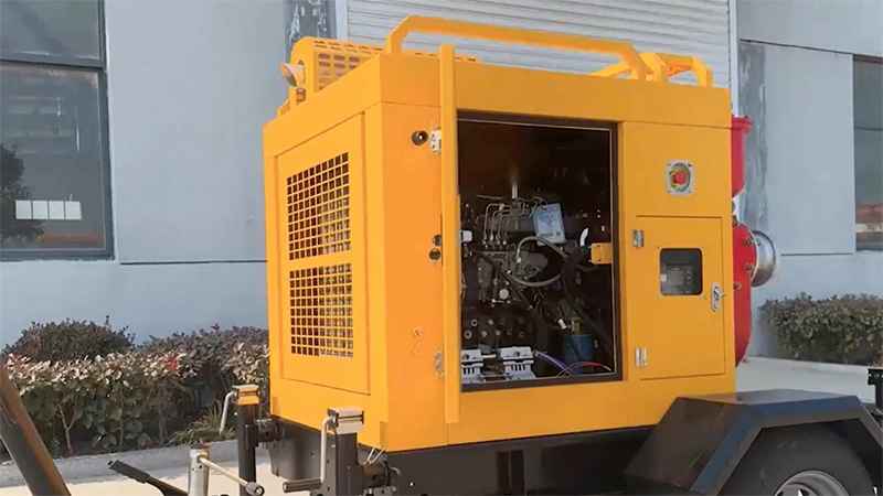 Самовсасывающий водяной насос на прицепе